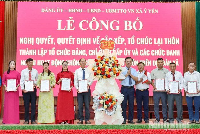 Lãnh đạo xã Ý Yên trao các quyết định chỉ định Trưởng thôn lâm thời. Ảnh: Viết Dư
