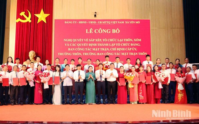 Các đại biểu chụp ảnh lưu niệm cùng đội ngũ Bí thư chi bộ, Trưởng thôn và Trưởng Ban Công tác Mặt trận thôn. Ảnh: Trần Ích