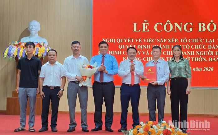 Lãnh đạo xã Phú Long trao quyết định cho các Chi ủy chi bộ, Bí thư, Phó Bí thư chi bộ thôn, bản sau sắp xếp. Ảnh: Thủy Lam