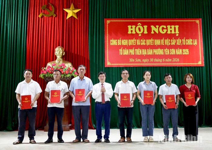 Lãnh đạo phường Yên Sơn trao các quyết định chỉ định Tổ trưởng Tổ dân phố lâm thời. Ảnh: Minh Đường
