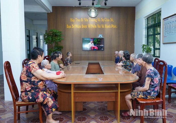 Giờ xem ti vi giải trí của những người cao tuổi được chăm sóc tại Trung tâm Bảo trợ xã hội Ninh Bình.
