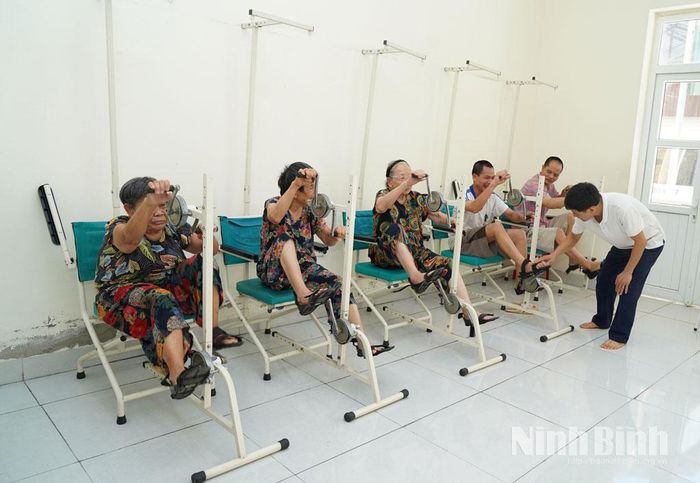 Các nhân viên hướng dẫn các đối tượng tập thể dục tăng cường vận động.