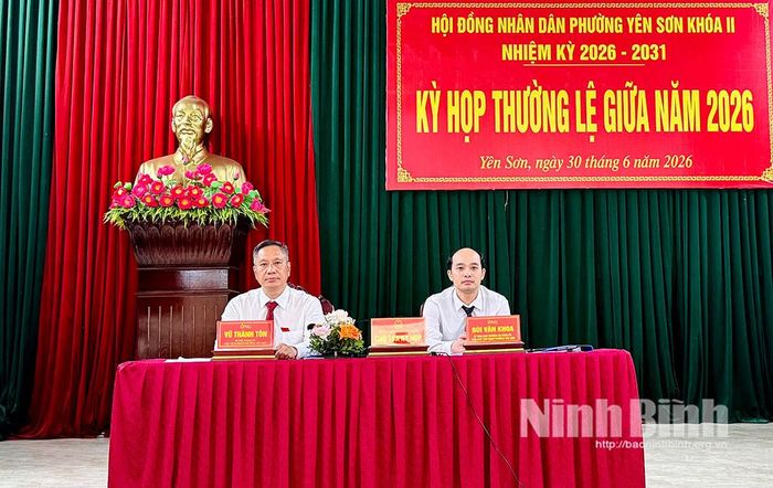Các đồng chí Chủ tọa kỳ họp.