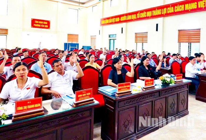 Các đại biểu HĐND phường biểu quyết thông qua các Nghị quyết tại Kỳ họp.