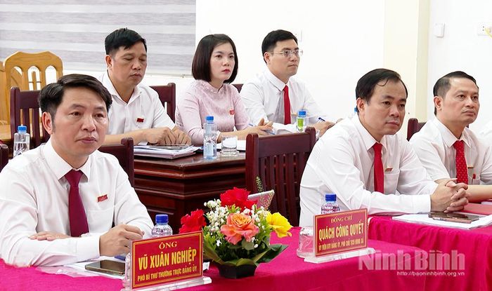 Các đại biểu tham dự kỳ họp HĐND xã Phú Sơn.