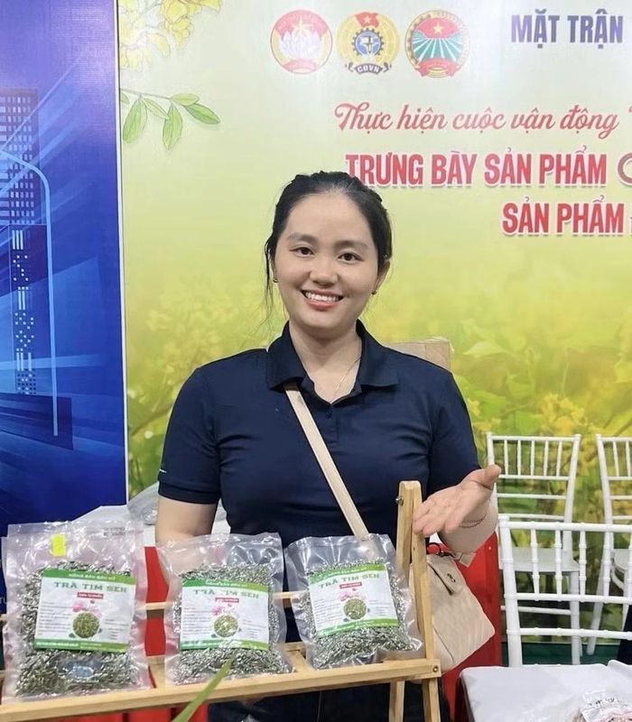 Chị Mỹ Hạnh giới thiệu sản phẩm chế biến từ cây sen. Ảnh: Hạnh Đỗ