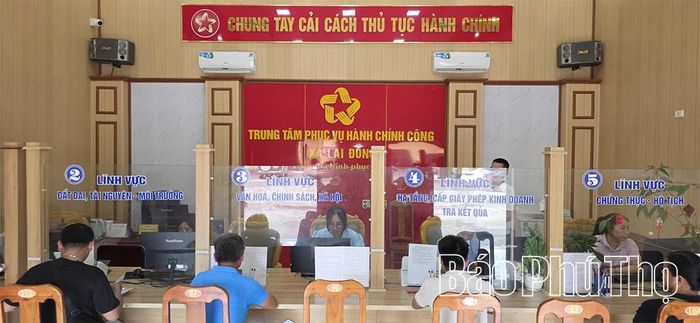 Người dân được hướng dẫn làm thủ tục nhanh chóng tại Trung tâm Phục vụ hành chính công xã Lai Đồng.