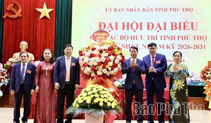 Phó Chủ tịch UBND tỉnh Nguyễn Khắc Hiếu tặng lẵng hoa chúc mừng Đại hội.