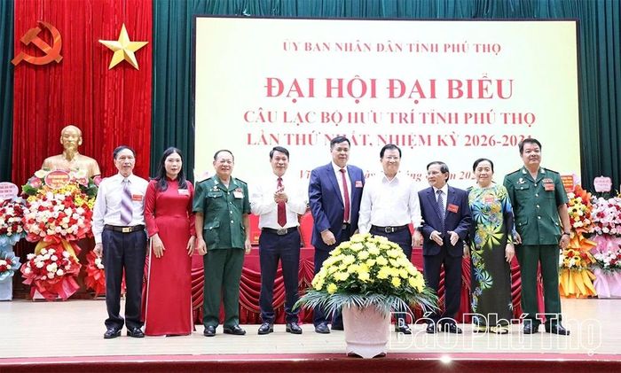 Các đồng chí: Trịnh Đình Dũng - nguyên Ủy viên Ban Chấp hành Trung ương Đảng, nguyên Phó Thủ tướng Chính phủ; Nguyễn Khắc Hiếu - Tỉnh ủy viên, Phó Chủ tịch UBND tỉnh chúc mừng Ban Chấp hành Câu lạc bộ Hưu trí tỉnh Phú Thọ nhiệm kỳ 2026 - 2031.