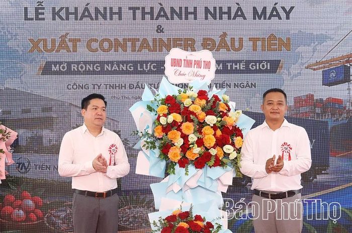 Lãnh đạo Sở Nông nghiệp và Môi trường tặng hoa chúc mừng công ty Tiến Ngân.
