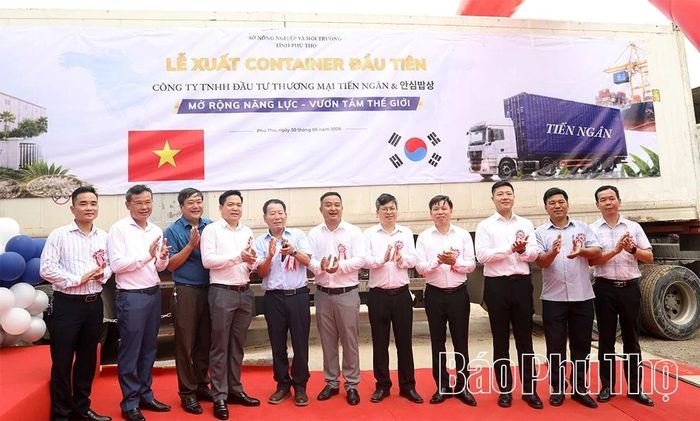 Thực hiện nghi thức xuất khẩu container hàng xoài cấp đông đầu tiên trong năm 2026 sang thị trường Hàn Quốc.