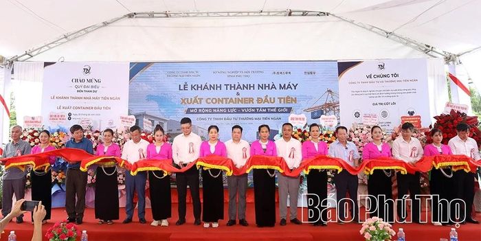 Cắt băng khánh thành nhà máy.