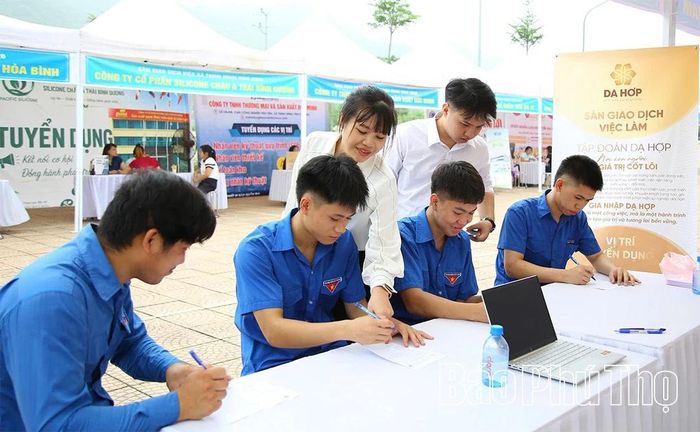 Thanh niên tư vấn tuyển dụng tại Sàn giao dịch việc làm.