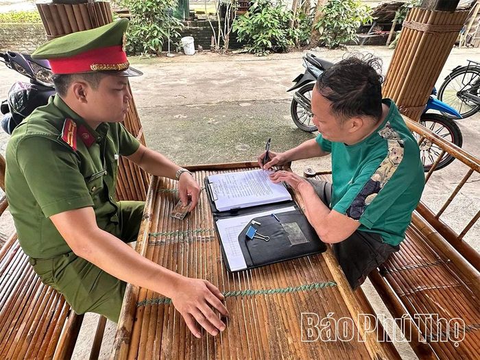 Hộ kinh doanh dịch vụ du lịch trên địa bàn xã Mai Hạ chủ động ký cam kết trong cho du khách thuê, mượn phương tiện giao thông.