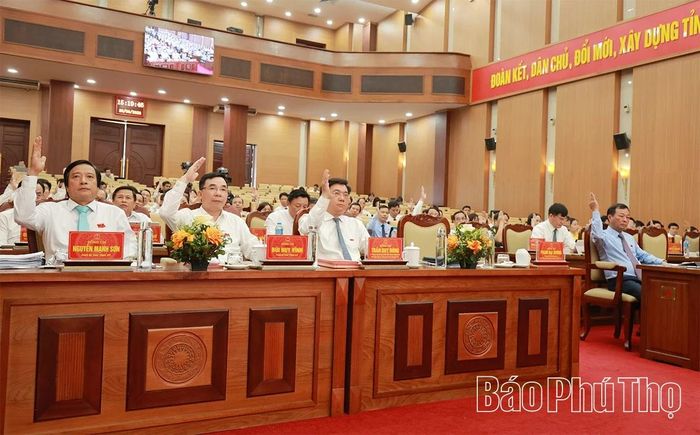 Các đại biểu biểu quyết thông qua các nghị quyết tại Kỳ họp.