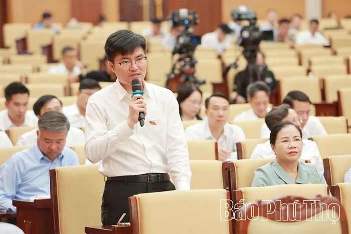 Đại biểu Nguyễn Văn Hùng - Tổ đại biểu HĐND tỉnh số 11 chất vấn về trách nhiệm của ngành Nông nghiệp và giải pháp ngăn chặn tội phạm vận chuyển, buôn bán thực phẩm bẩn gây nguy hại đến sức khỏe Nhân dân.