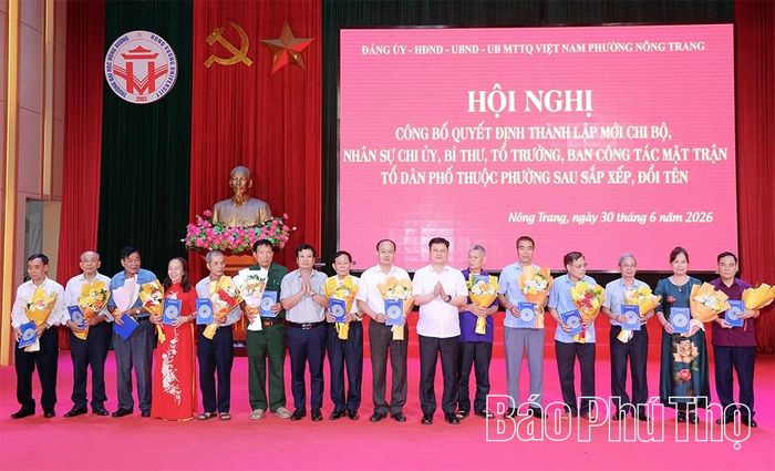 Lãnh đạo Đảng ủy phường tặng hoa chúc mừng các đồng chí nguyên Bí thư Chi bộ, Trưởng khu, Trưởng Ban công tác Mặt trận các khu dân cư đã hoàn thành nhiệm vụ.