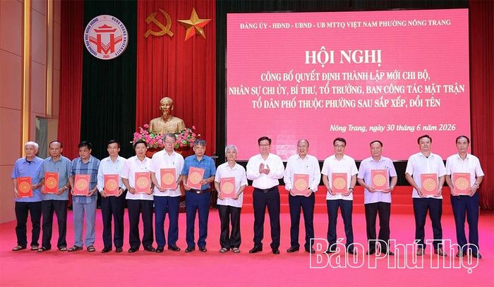 Lãnh đạo Đảng ủy phường Nông Trang trao Quyết định đổi tên các chi bộ sau sắp xếp.