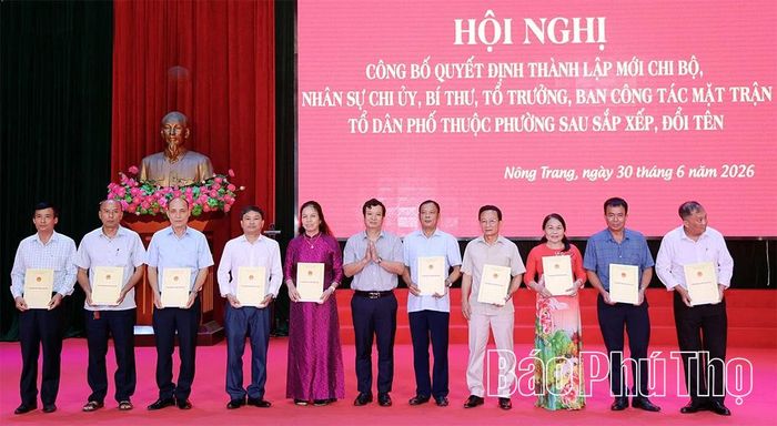Lãnh đạo phường trao các quyết định kết thúc hoạt động các Ban Công tác Mặt trận tại các tổ dân phố cũ.