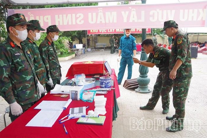 Tổ lấy mẫu chụp ảnh lưu mẫu số hóa thông tin hài cốt liệt sĩ chưa rõ thông tin.