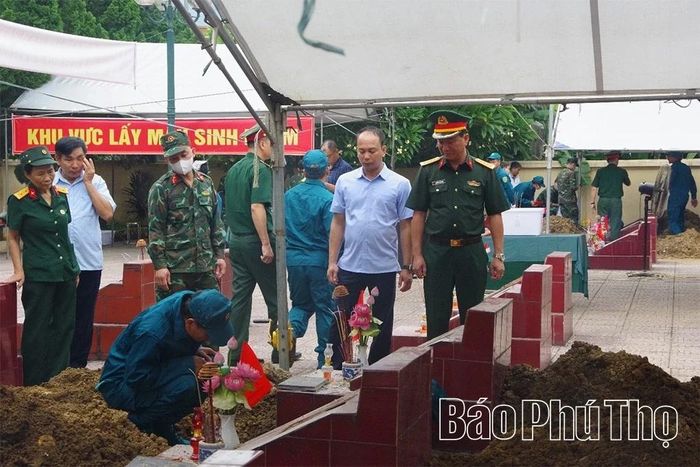 Đại biểu chứng kiến quy trình lấy mẫu hài cốt liệt sĩ tại Nghĩa trang liệt sĩ xã Yên Lập.