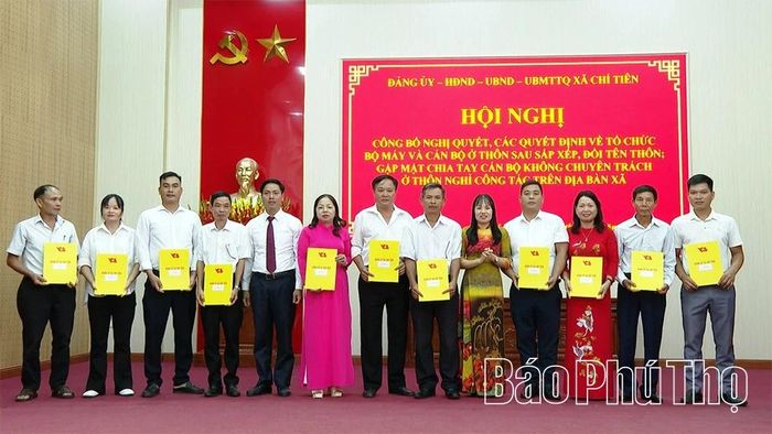 Đồng chí Bí thư Đảng ủy xã trao các quyết định về công tác cán bộ thôn.