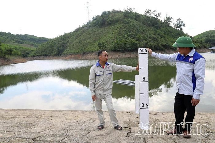 Cán bộ kỹ thuật kiểm tra kỹ thuật công trình hồ đập.