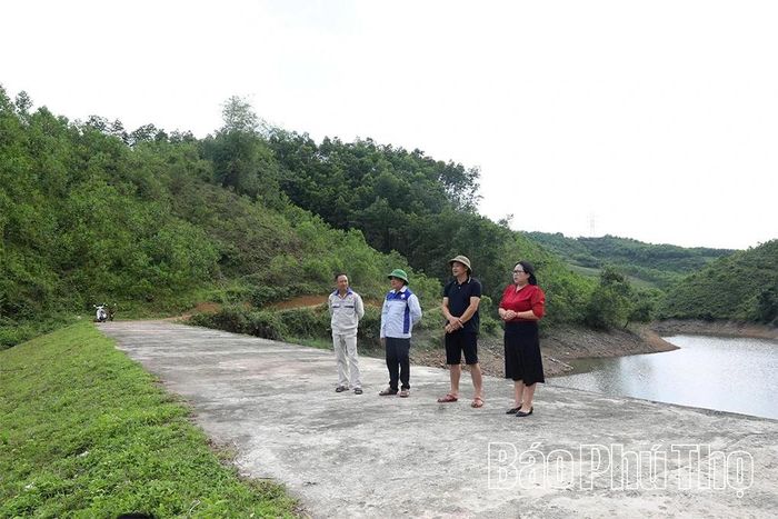 Cán bộ đơn vị quản lý kiểm tra phương án bảo đảm an toàn hồ Ban.