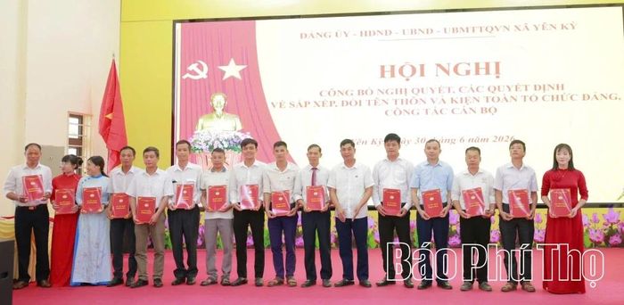Lãnh đạo xã Yên Kỳ trao các quyết định về công tác cán bộ.