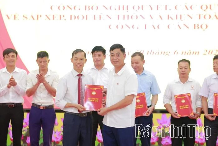 Lãnh đạo xã Yên Kỳ trao quyết định chỉ định Trưởng Ban Công tác Mặt trận khu dân cư sau sắp xếp.