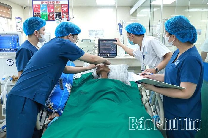 Các bác sĩ Trung tâm Y tế khu vực Cẩm Khê điều trị áp xe gan bằng kỹ thuật chọc hút dưới hướng dẫn siêu âm cho người bệnh.