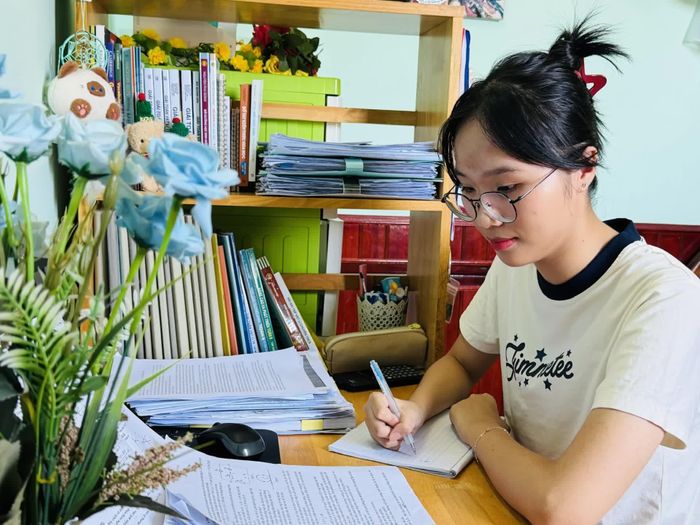 Hồ Quỳnh Hương bên gọc học tập tại nhà riêng - Ảnh: Nh.V