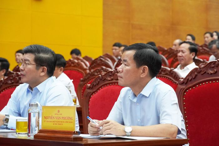 Đồng chí Nguyễn Văn Phương, Bí thư Tỉnh ủy và đồng chí Trần Vũ Khiêm, Phó Bí thư Thường trực Tỉnh ủy tham dự hội nghị tại điểm cầu Tỉnh ủy Quảng Trị - Ảnh: X.P