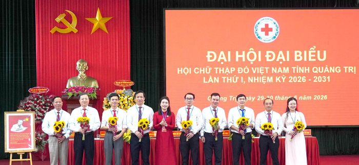 Tặng hoa cho các đồng chí không tham gia Ban Chấp hành Hội Chữ thập đỏ tỉnh khóa mới - Ảnh: C.H