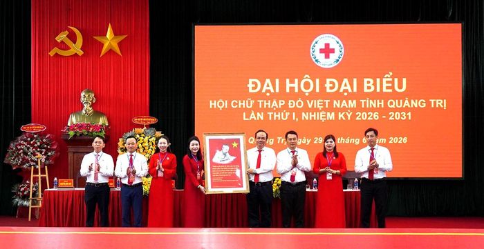 Đồng chí Vũ Thanh Lưu, Phó Chủ tịch Trung ương Hội Chữ thập đỏ Việt Nam tặng ảnh chân dung Chủ tịch Hồ Chí Minh chho Hội Chữ thập đỏ tỉnh - Ảnh: C.H