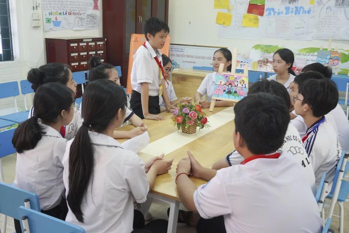 Hoạt động sinh hoạt Câu lạc bộ tiếng Anh ở Trường THCS số 1 Nam Lý - Ảnh: Nh.V