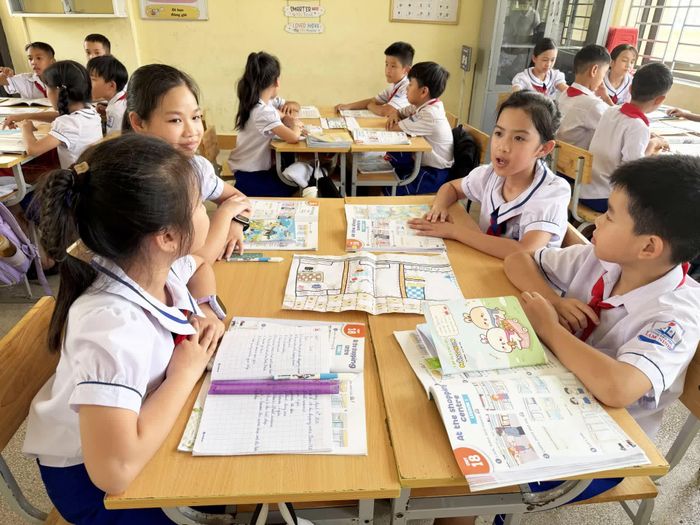 Giờ học tiếng Anh sôi nổi của Trường tiểu học Hàm Ninh - Ảnh: Nh.V