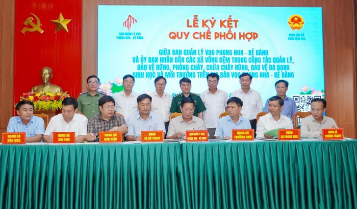  Đại diện Ban Quản lý Vườn Quốc gia Phong Nha-Kẻ Bàng ký kết quy chế phối hợp UBND các xã vùng đệm - Ảnh: N.H