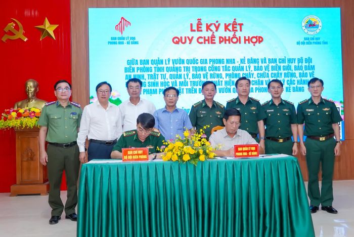  Đại diện Ban Quản lý Vườn Quốc gia Phong Nha-Kẻ Bàng ký kết quy chế phối hợp với Ban Chỉ huy Bộ đội Biên phòng tỉnh - Ảnh: N.H