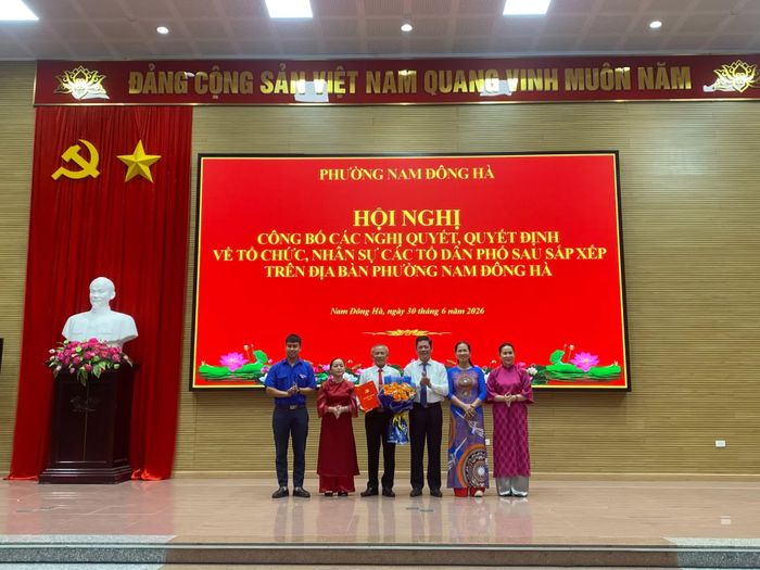 Lãnh đạo phường Nam Đông Hà trao các quyết định cho cán bộ cơ sở tổ dân phố 8 sau sắp xếp - Ảnh: Việt Anh