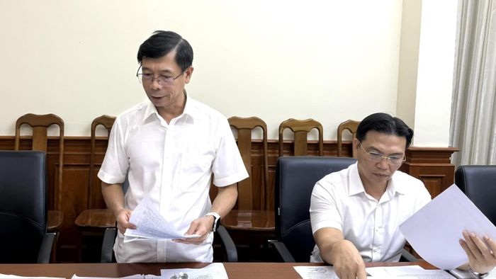 Lãnh đạo Sở Khoa học và Công nghệ báo cáo các dự thảo nghị quyết - Ảnh: N.L