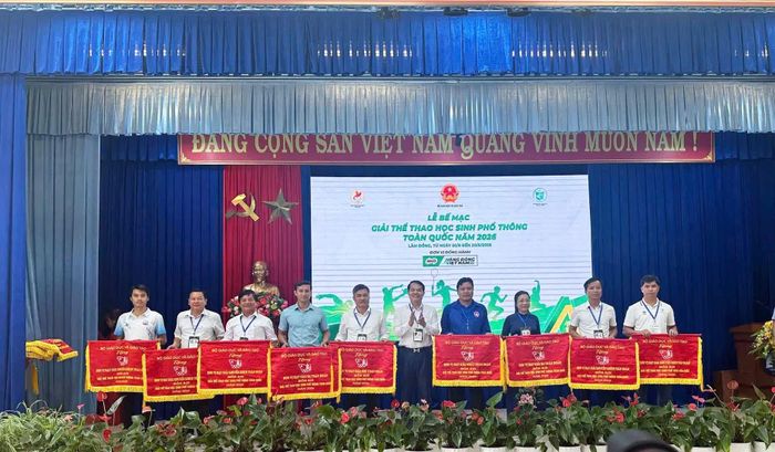 Ban Tổ chức trao giải cho các đội tuyển bơi - Ảnh: NVCC
