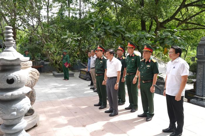 Đồng chí Thiếu tướng Lê Văn Trung, Phó Chính ủy Quân khu 4 và đồng chí Lê Hồng Vinh, Chủ tịch UBND tỉnh dâng hương tại Đền tưởng niệm các anh hùng liệt sĩ đường 20-Quyết thắng - Ảnh: T.Đ