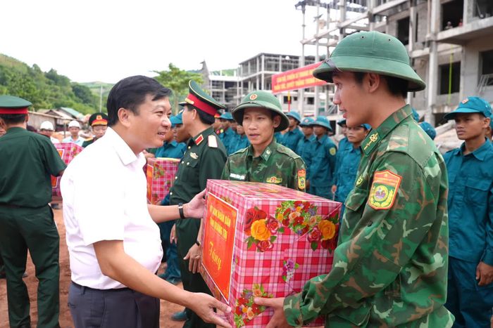 Đồng chí Lê Hồng Vinh, Chủ tịch UBND tỉnh tặng quà các lực lượng tham gia xây dựng trường học - Ảnh: T.Đ