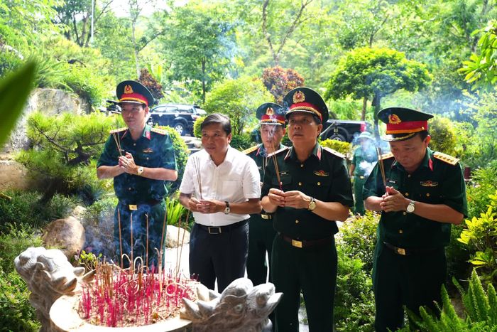 Đồng chí Thiếu tướng Lê Văn Trung, Phó Chính ủy Quân khu 4 và đồng chí Lê Hồng Vinh, Chủ tịch UBND tỉnh tri ân các anh hùng liệt sĩ - Ảnh: T.Đ