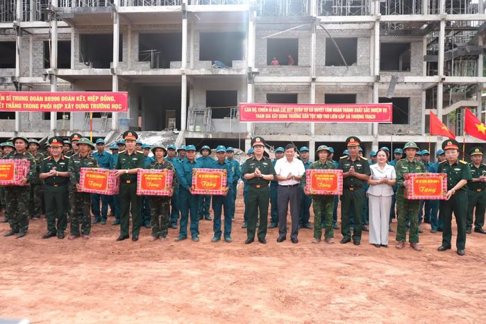 Đoàn công tác tặng quà các lực lượng tham gia xây dựng trường học - Ảnh: T.Đ