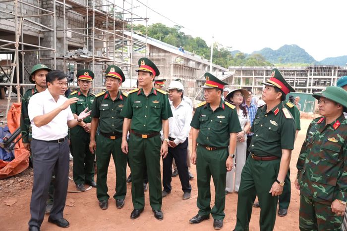 Đồng chí Lê Hồng Vinh, Chủ tịch UBND tỉnh trao đổi với đồng chí Thiếu tướng Lê Văn Trung, Phó Chính ủy Quân khu 4 về tiến độ xây dựng công trình - Ảnh: T.Đ