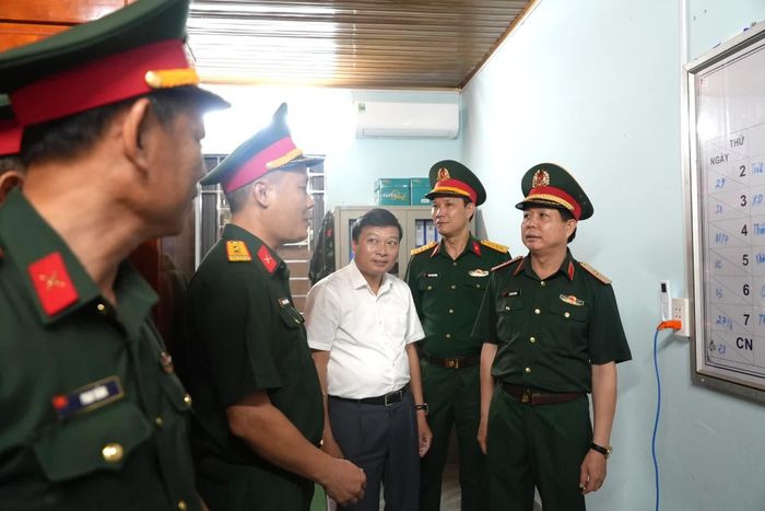 Đồng chí Thiếu tướng Lê Văn Trung, Phó Chính ủy Quân khu 4 và đồng chí Lê Hồng Vinh, Chủ tịch UBND tỉnh kiểm tra cơ sở vật chất tại Ban Chỉ huy Quân sự xã Thượng Trạch - Ảnh: T.Đ