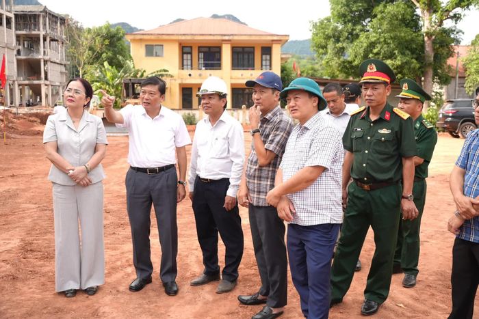 Đồng chí Lê Hồng Vinh, Chủ tịch UBND tỉnh yêu cầu đẩy nhanh tiến độ xây dựng công trình - Ảnh: T.Đ