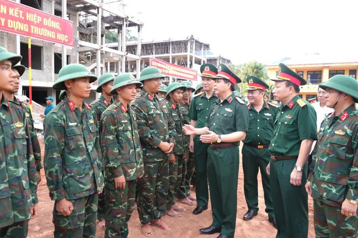 Đồng chí Thiếu tướng Lê Văn Trung, Phó Chính ủy Quân khu 4 yêu cầu cần bảo đảm an toàn cho bộ đội thi công công trình - Ảnh: T.Đ